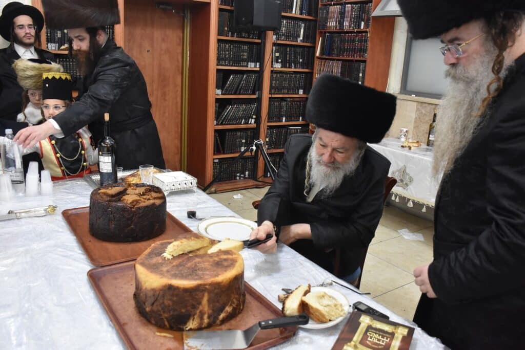 צפו בריקודים: כך חגגו פורים בחצר הקודש אשלג