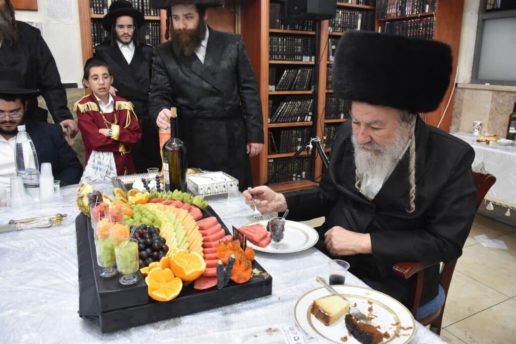 צפו בריקודים: כך חגגו פורים בחצר הקודש אשלג