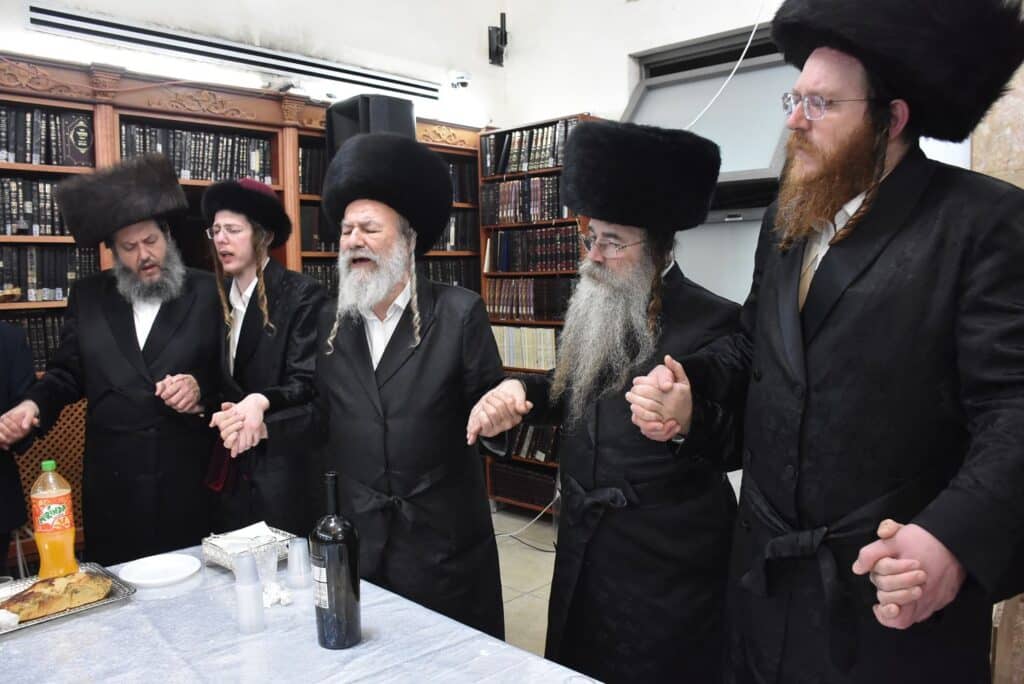 צפו בריקודים: כך חגגו פורים בחצר הקודש אשלג