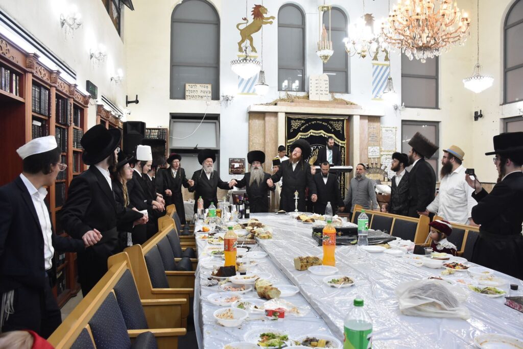 צפו בריקודים: כך חגגו פורים בחצר הקודש אשלג