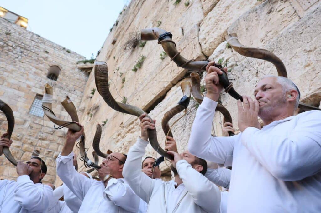 מיליוני יהודים התאחדו לקריאת "שמע ישראל" בכותל