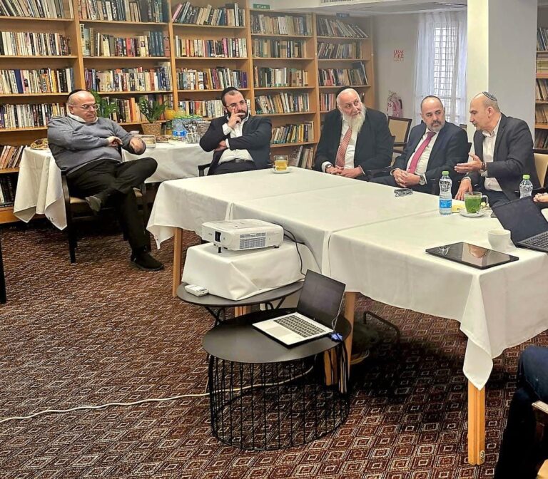 "שר הרווחה ביקר את המפונים מעוטף עזה בדיור מוגן"