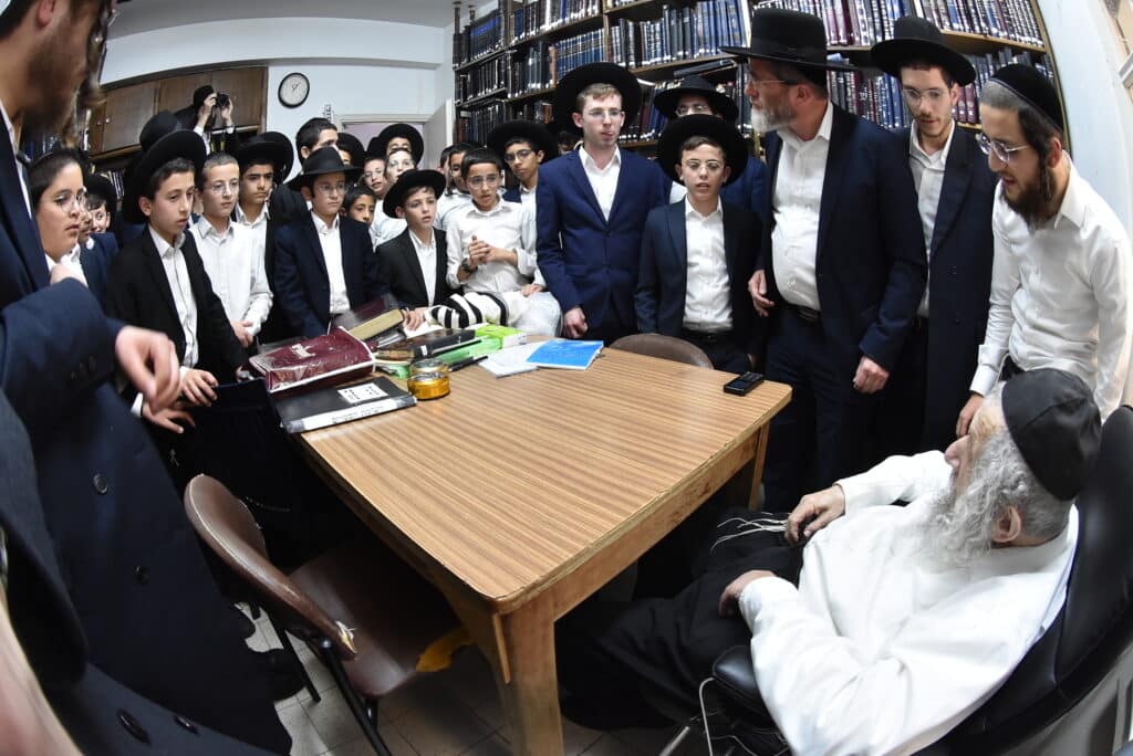 במשך 6 שנים: אלפי ילדים אספו בקבוקים בשביל הכנסת ספר תורה