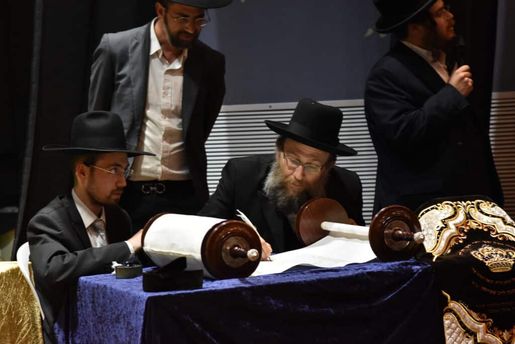 במשך 6 שנים: אלפי ילדים אספו בקבוקים בשביל הכנסת ספר תורה