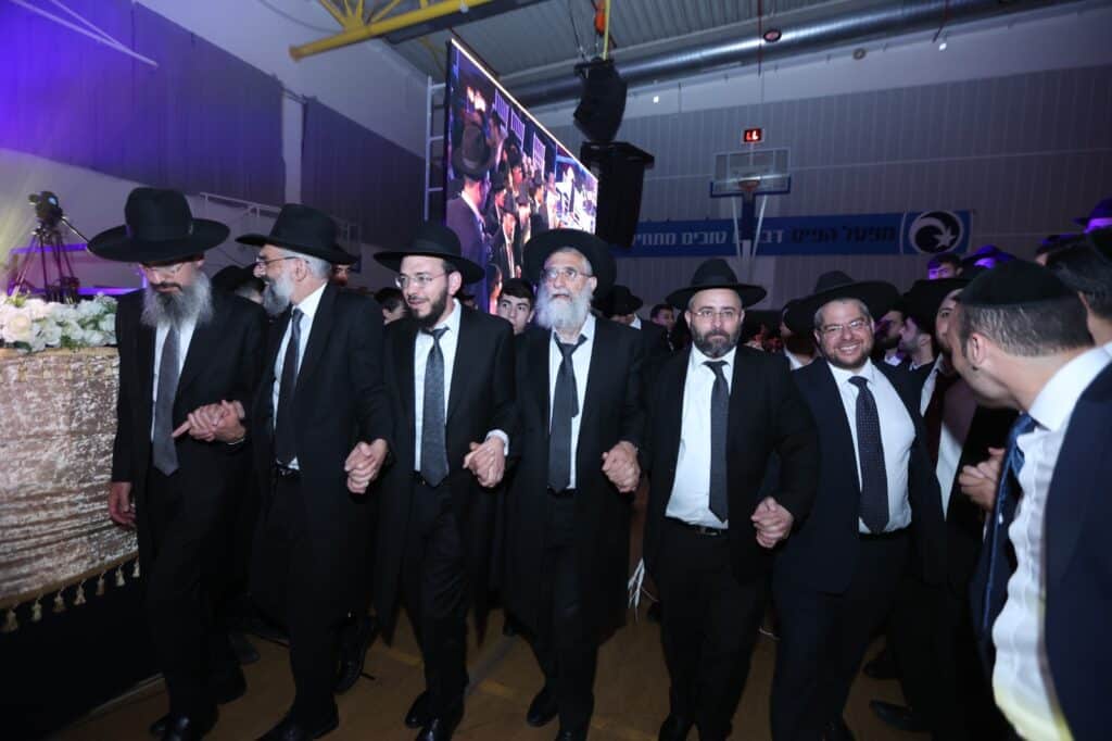 תלמידי ישיבת "אבני נזר" הקבילו את פני ראש הישיבה