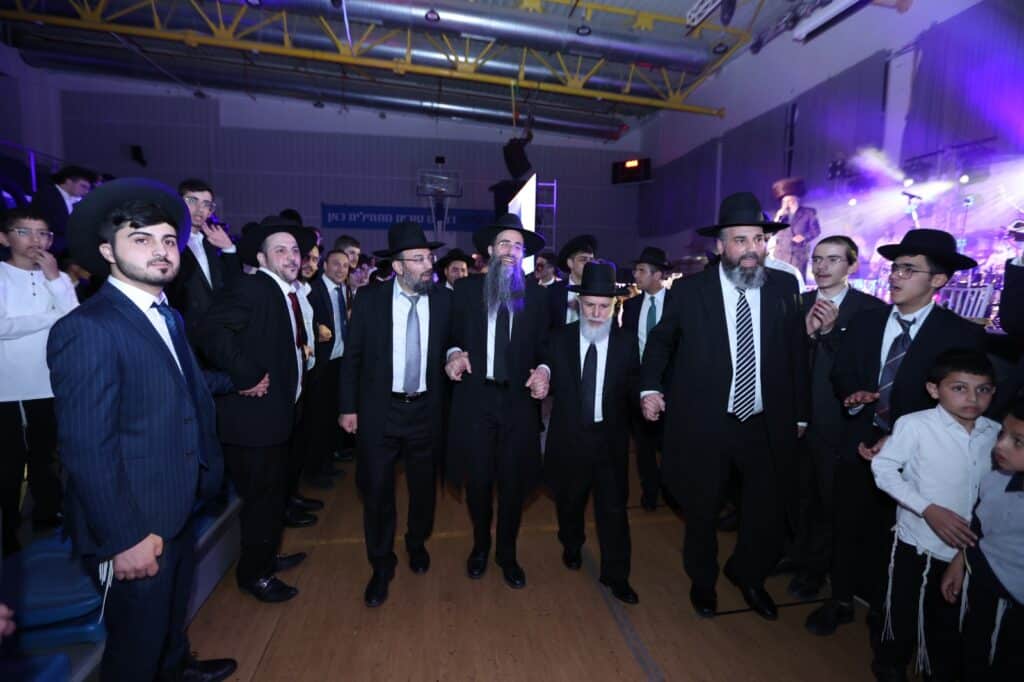 תלמידי ישיבת "אבני נזר" הקבילו את פני ראש הישיבה