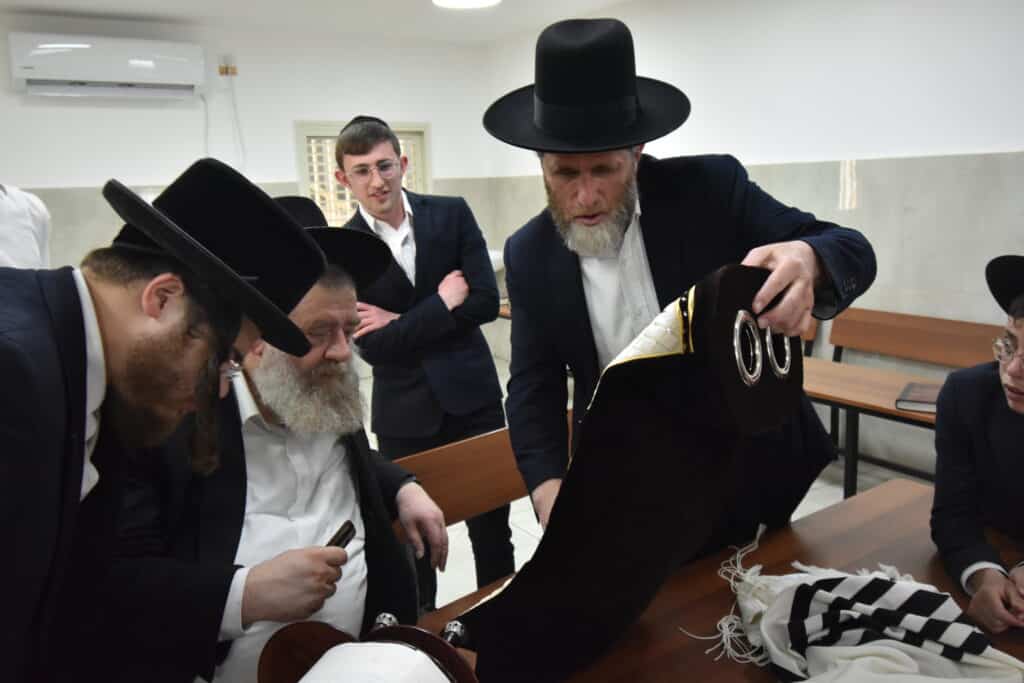 במשך 6 שנים: אלפי ילדים אספו בקבוקים בשביל הכנסת ספר תורה