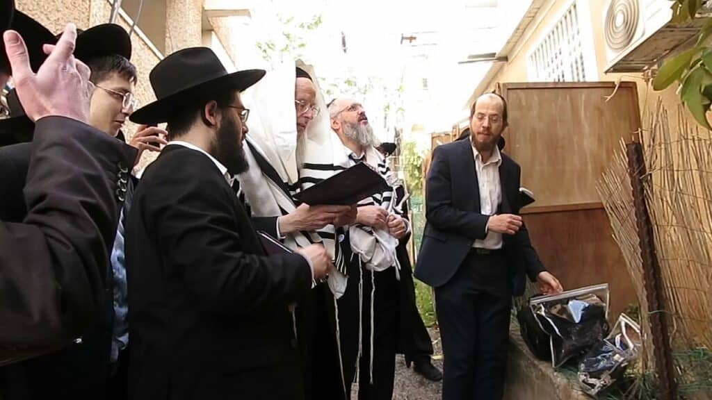 גלריה: ראש הישיבה הגר"י קרפ בברכת האילנות