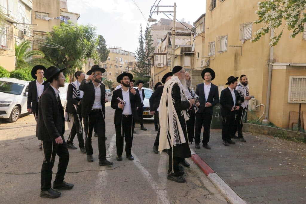 גלריה: ראש הישיבה הגר"י קרפ בברכת האילנות