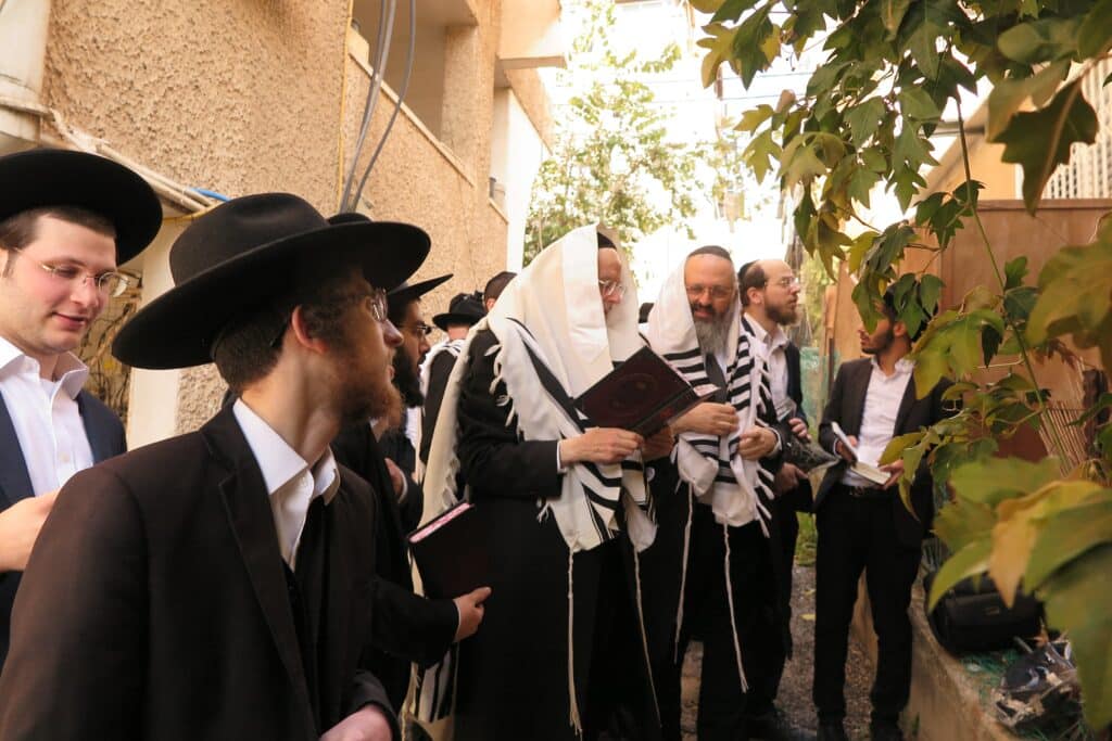 גלריה: ראש הישיבה הגר"י קרפ בברכת האילנות