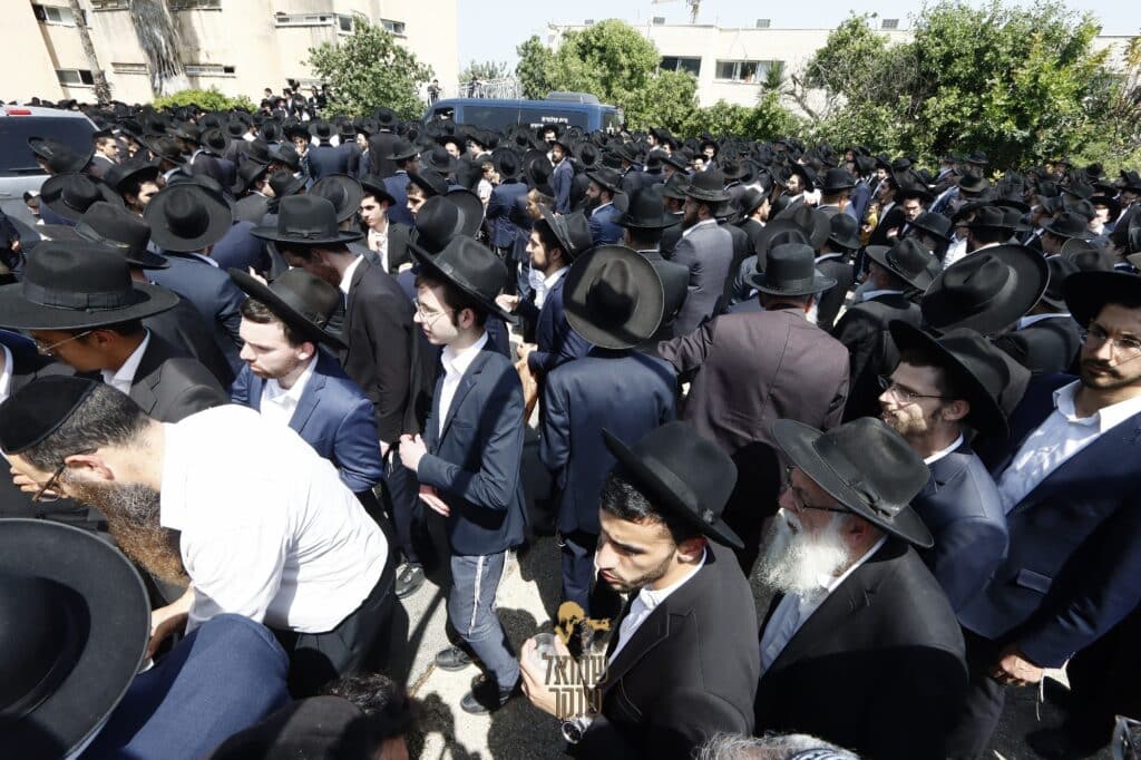 רכסים: אלפים ליוו למנוחות את ראש הישיבה הנערץ