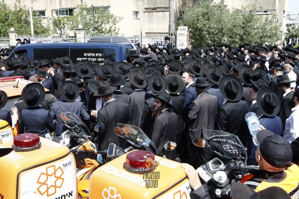 רכסים: אלפים ליוו למנוחות את ראש הישיבה הנערץ