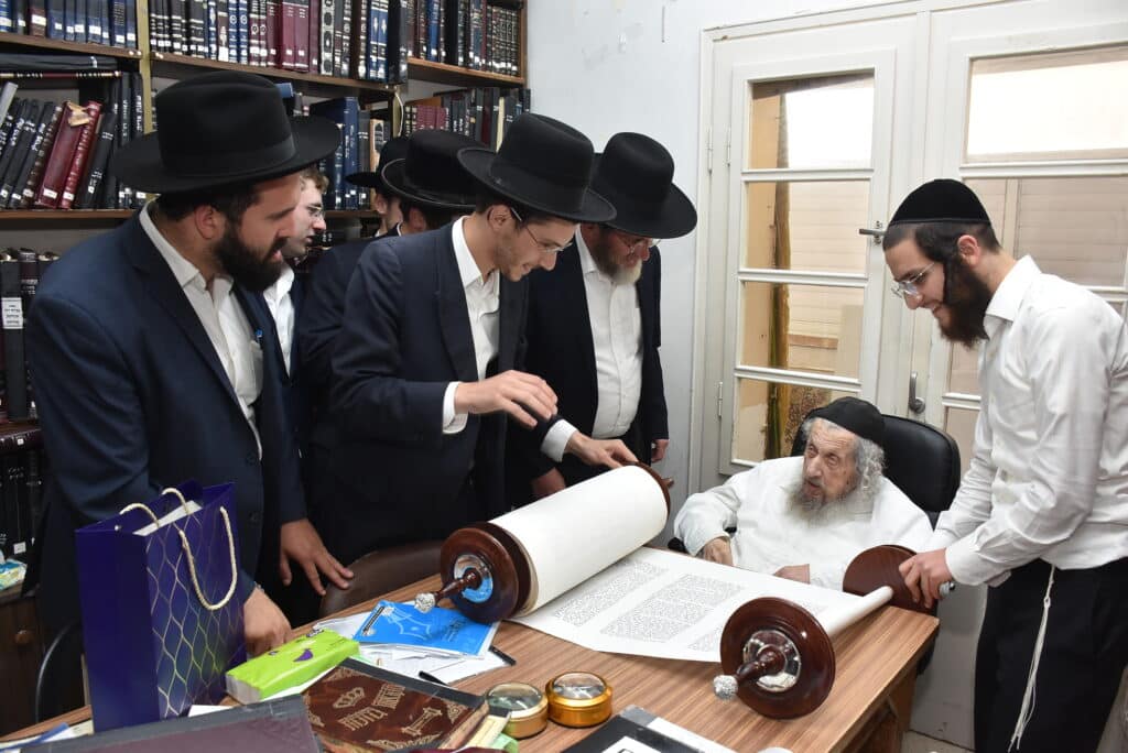 במשך 6 שנים: אלפי ילדים אספו בקבוקים בשביל הכנסת ספר תורה