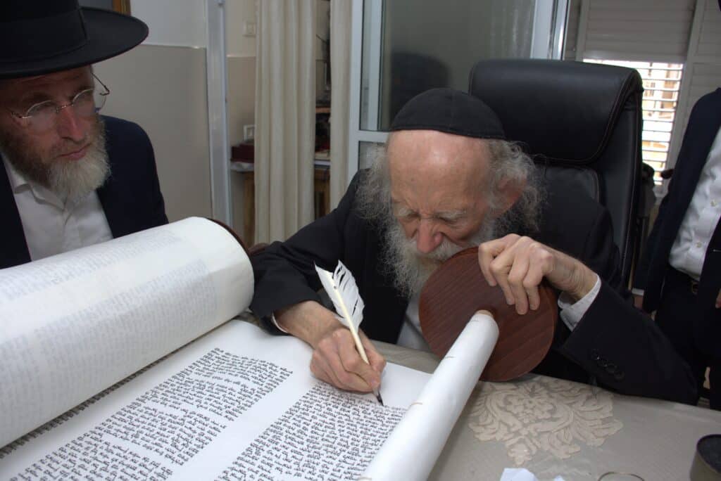 במשך 6 שנים: אלפי ילדים אספו בקבוקים בשביל הכנסת ספר תורה