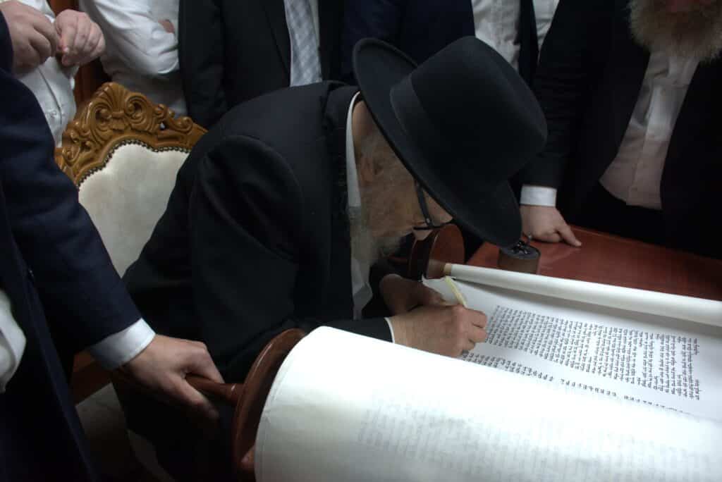 במשך 6 שנים: אלפי ילדים אספו בקבוקים בשביל הכנסת ספר תורה