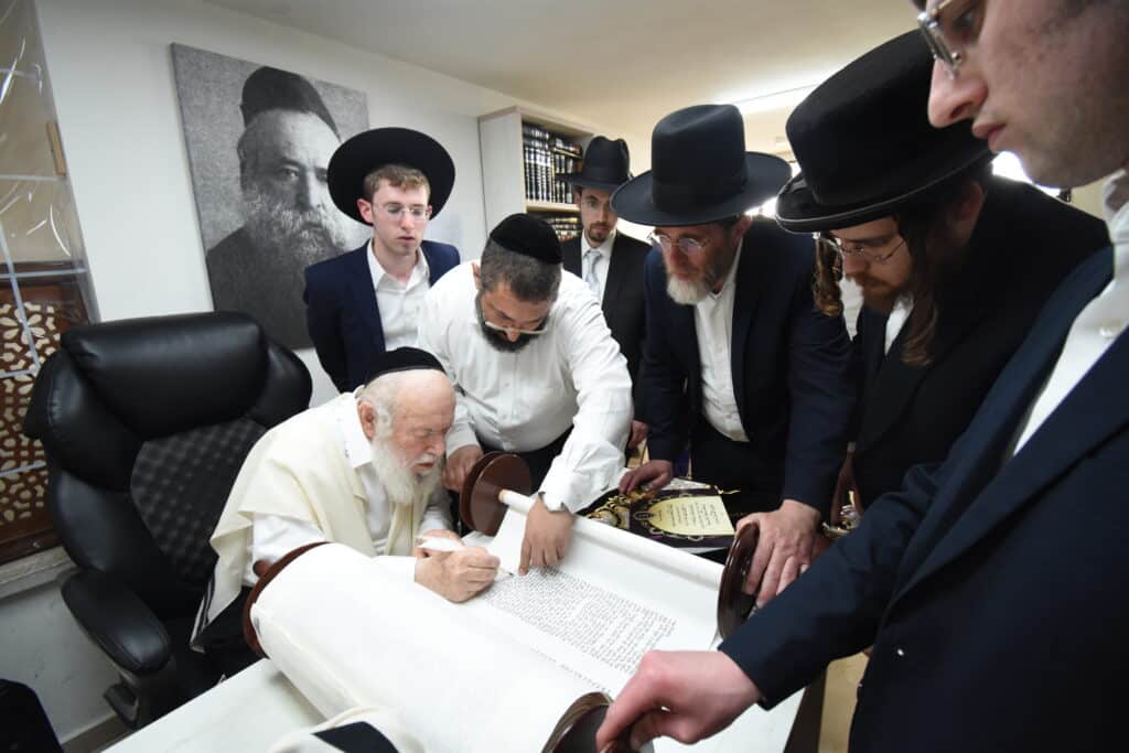 במשך 6 שנים: אלפי ילדים אספו בקבוקים בשביל הכנסת ספר תורה