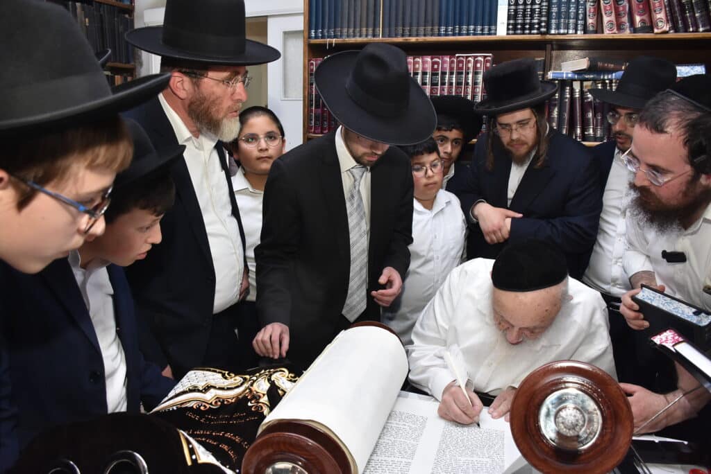 במשך 6 שנים: אלפי ילדים אספו בקבוקים בשביל הכנסת ספר תורה