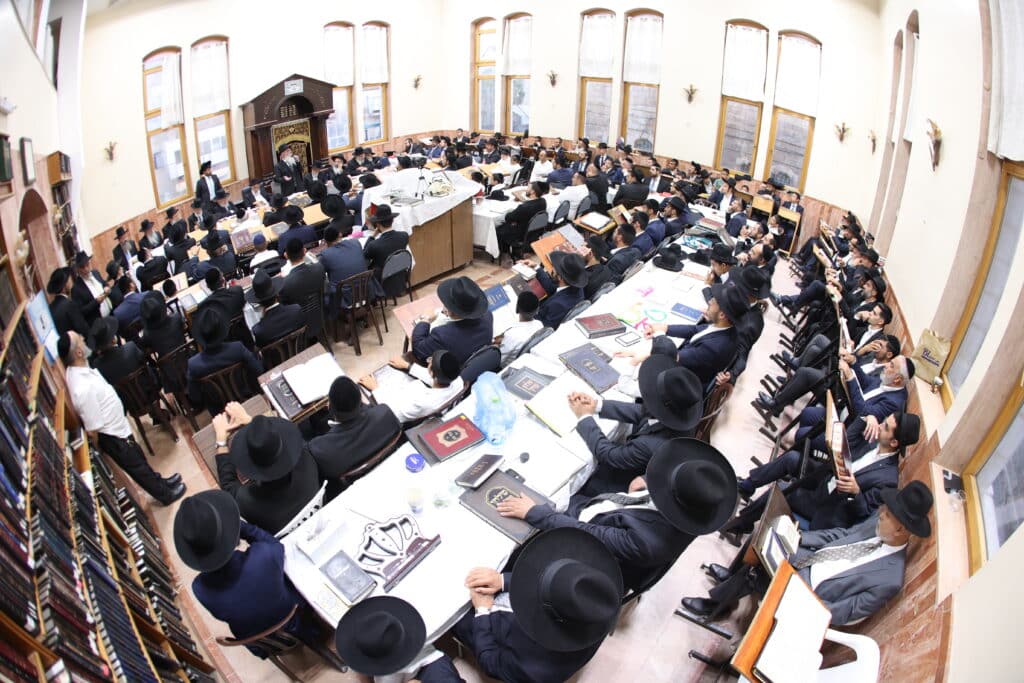 מעמד קבלת פני רבו בהשתתפות רבנים דיינים ראשי ישיבות ות"ח נכבדים