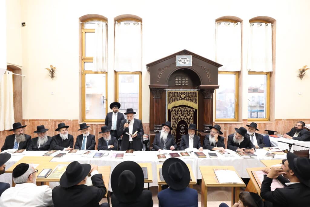 מעמד קבלת פני רבו בהשתתפות רבנים דיינים ראשי ישיבות ות"ח נכבדים