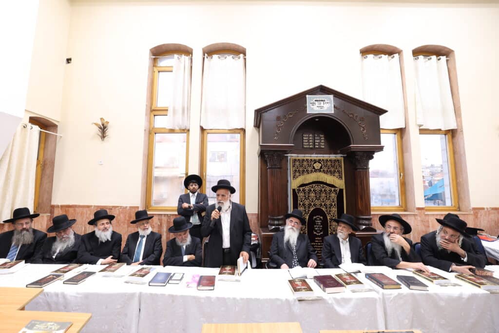 מעמד קבלת פני רבו בהשתתפות רבנים דיינים ראשי ישיבות ות"ח נכבדים