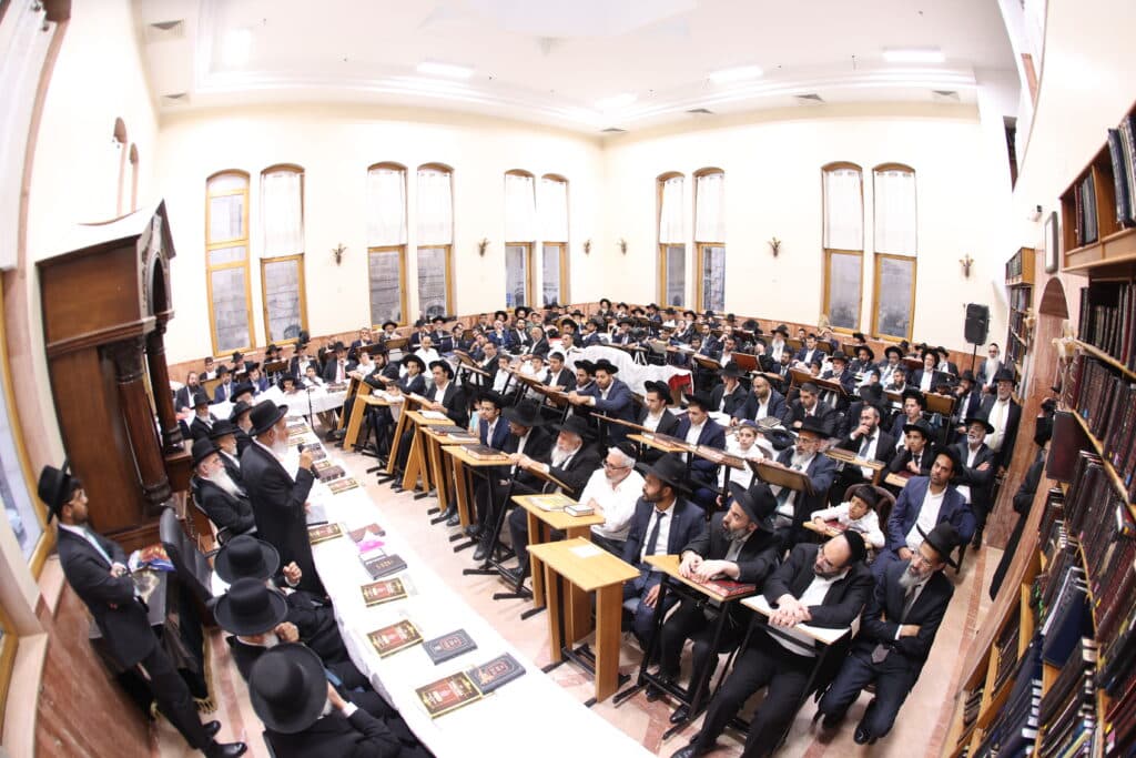 מעמד קבלת פני רבו בהשתתפות רבנים דיינים ראשי ישיבות ות"ח נכבדים