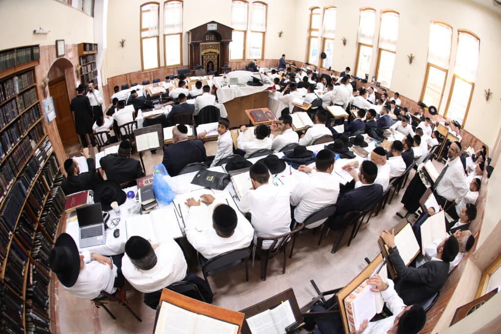 מעמד קבלת פני רבו בהשתתפות רבנים דיינים ראשי ישיבות ות"ח נכבדים