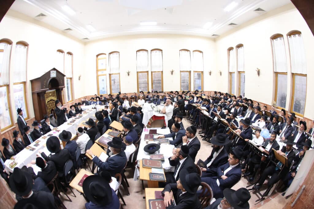 מעמד קבלת פני רבו בהשתתפות רבנים דיינים ראשי ישיבות ות"ח נכבדים