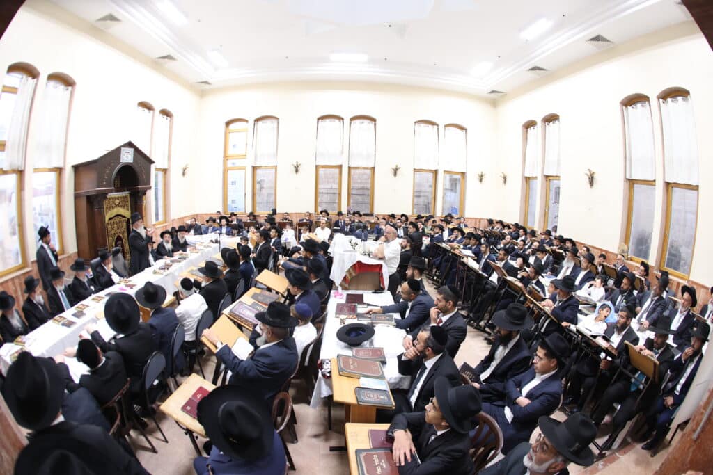 מעמד קבלת פני רבו בהשתתפות רבנים דיינים ראשי ישיבות ות"ח נכבדים