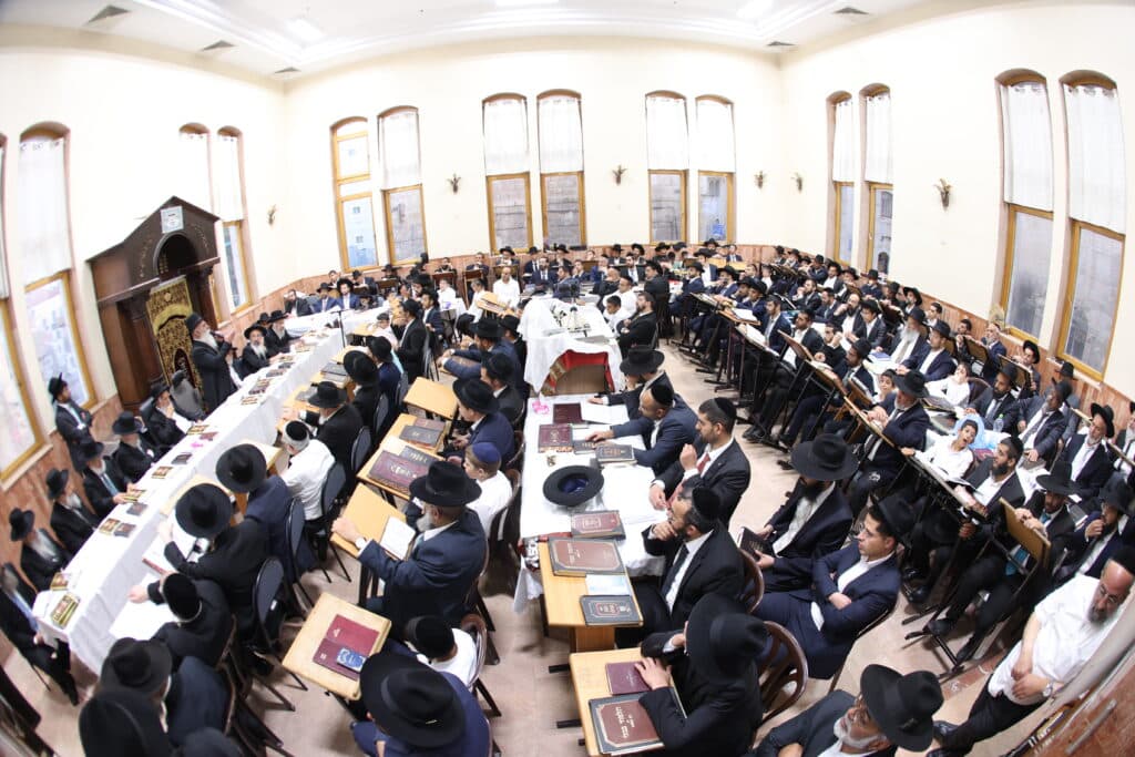 מעמד קבלת פני רבו בהשתתפות רבנים דיינים ראשי ישיבות ות"ח נכבדים