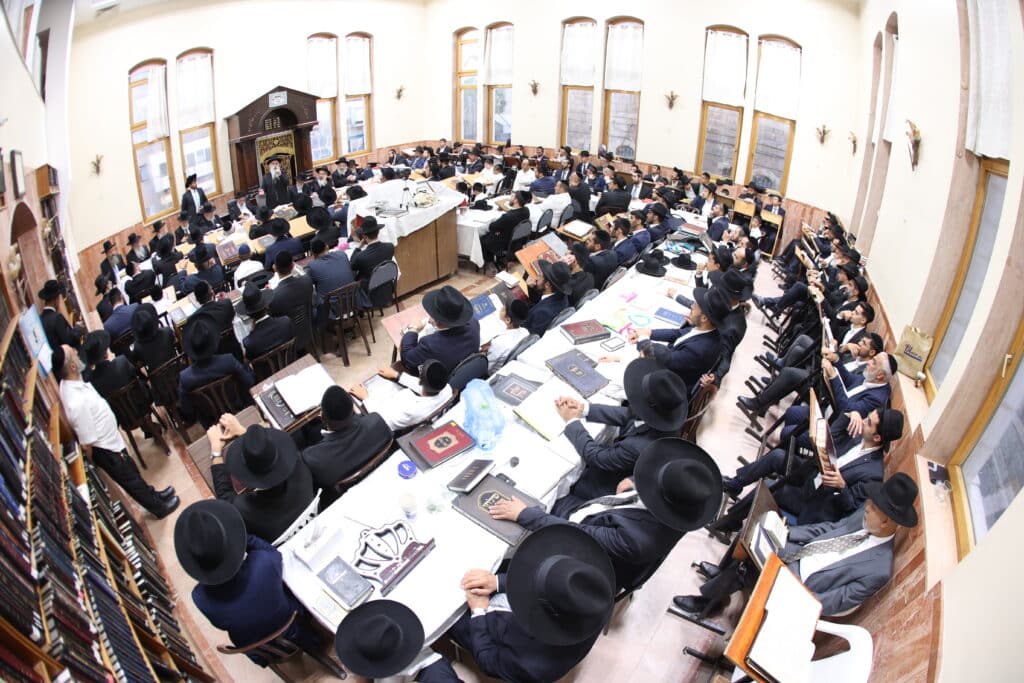 מעמד קבלת פני רבו בהשתתפות רבנים דיינים ראשי ישיבות ות"ח נכבדים