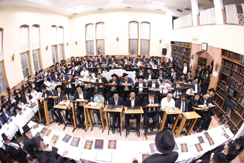 מעמד קבלת פני רבו בהשתתפות רבנים דיינים ראשי ישיבות ות"ח נכבדים