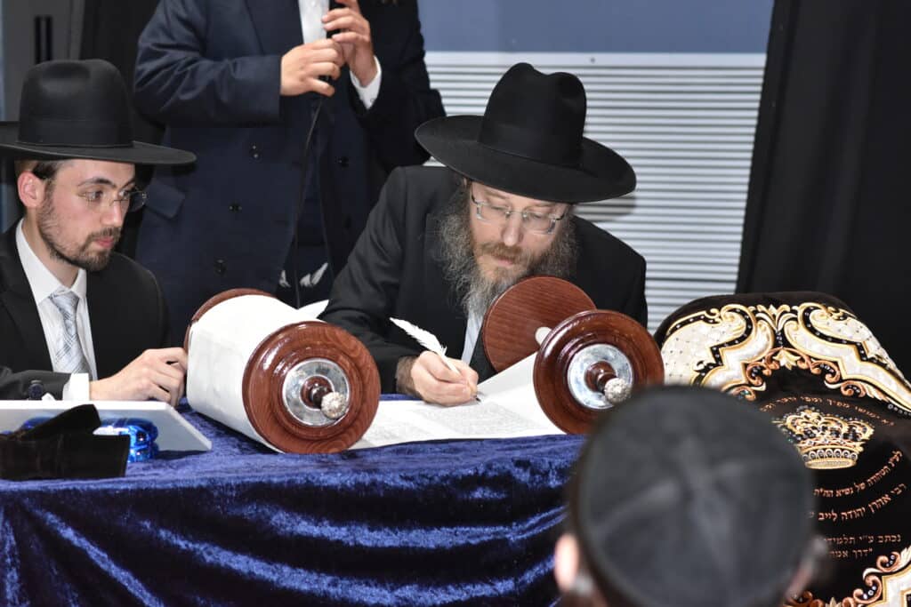 במשך 6 שנים: אלפי ילדים אספו בקבוקים בשביל הכנסת ספר תורה