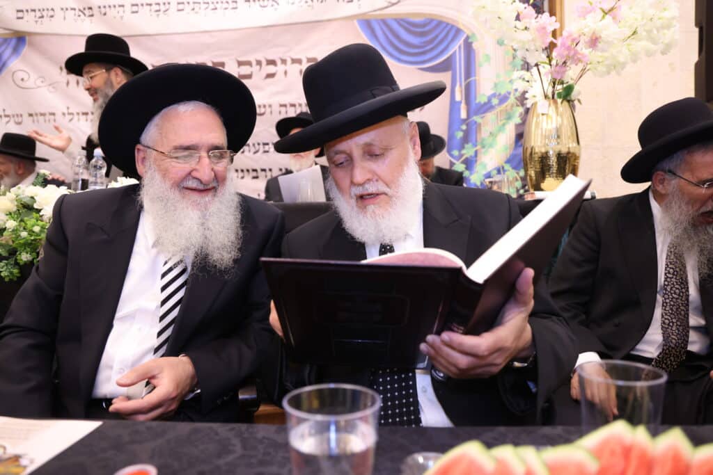 גדולי עולם הדיינות והרבנות במעמד לכבודו של זקן חברי בית הדין