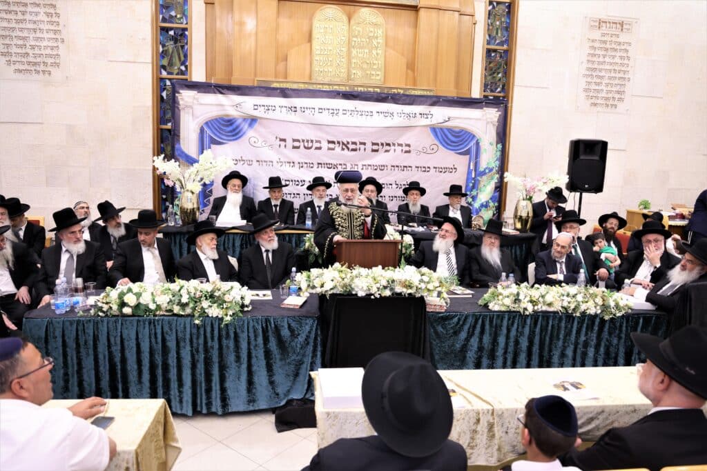 גדולי עולם הדיינות והרבנות במעמד לכבודו של זקן חברי בית הדין