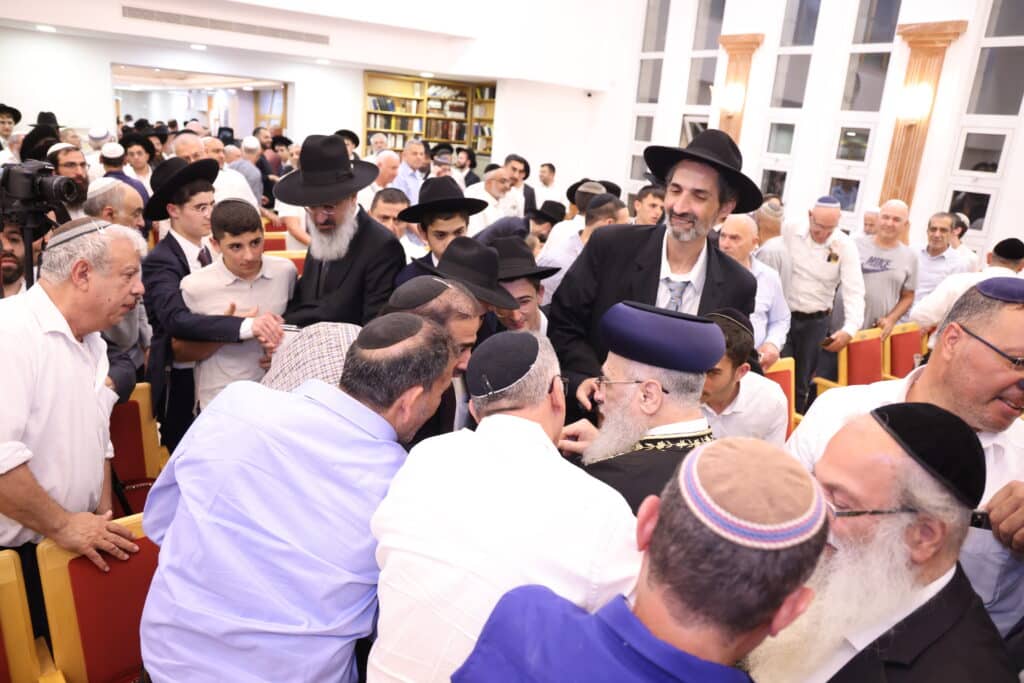 גדולי עולם הדיינות והרבנות במעמד לכבודו של זקן חברי בית הדין