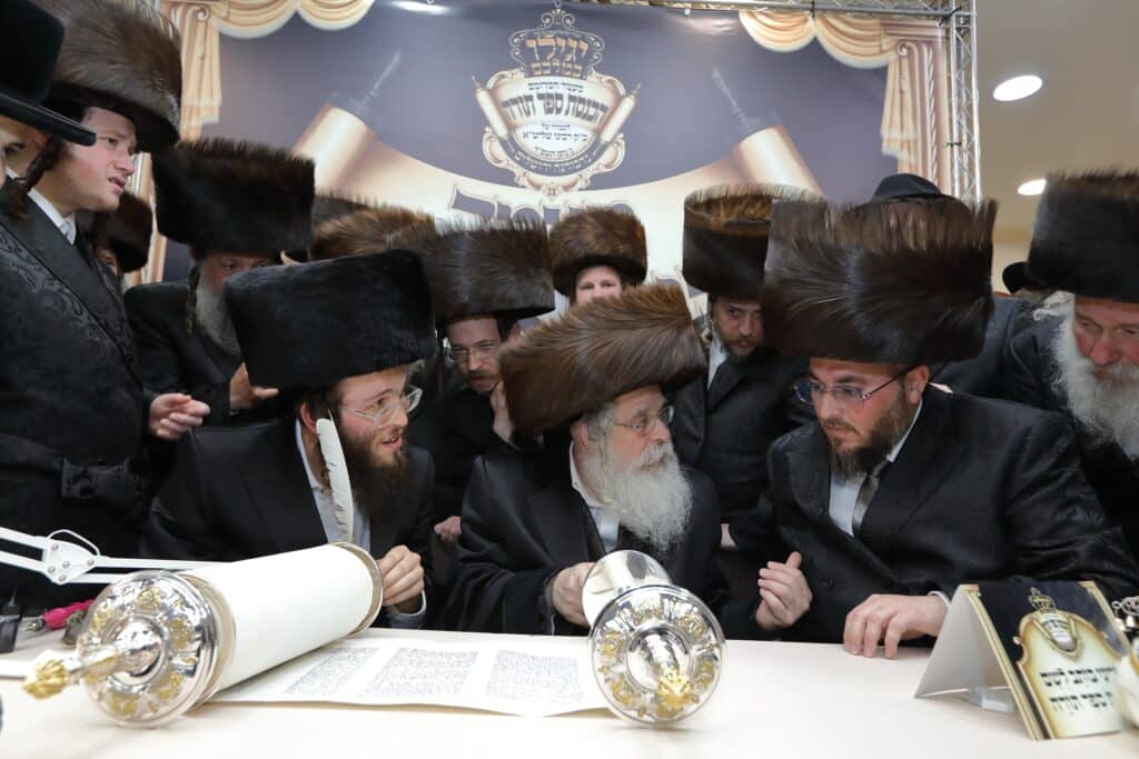 גלריה: מעמד הכנסת ספר תורה בחצר הקודש נדבורנה ירושלים