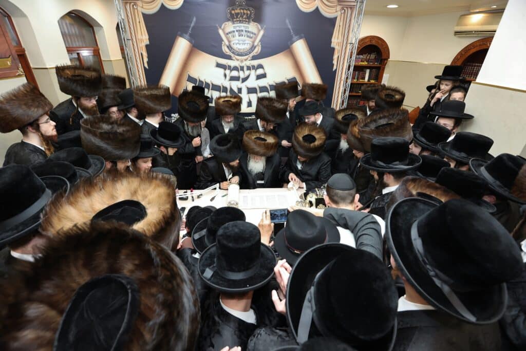 גלריה: מעמד הכנסת ספר תורה בחצר הקודש נדבורנה ירושלים