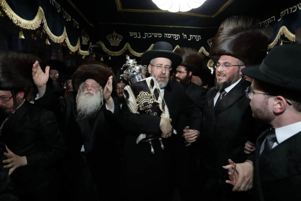 גלריה: מעמד הכנסת ספר תורה בחצר הקודש נדבורנה ירושלים