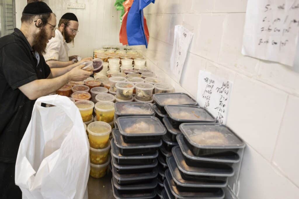 ה'קמחא דפסחא' המהודר ביותר: ב'בית התבשיל' מכינים אלפי סעודות ליל הסדר כדי 'שלא יישאר יהודי רעב' 