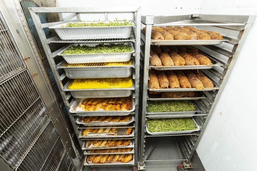 ה'קמחא דפסחא' המהודר ביותר: ב'בית התבשיל' מכינים אלפי סעודות ליל הסדר כדי 'שלא יישאר יהודי רעב' 