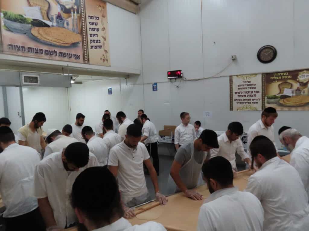 מרן החזיק את העיתון: "עלינו להודות להקב"ה בלי גבול"