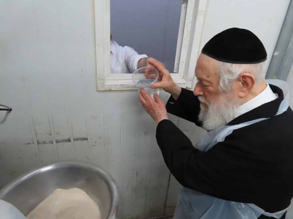 מרן החזיק את העיתון: "עלינו להודות להקב"ה בלי גבול"