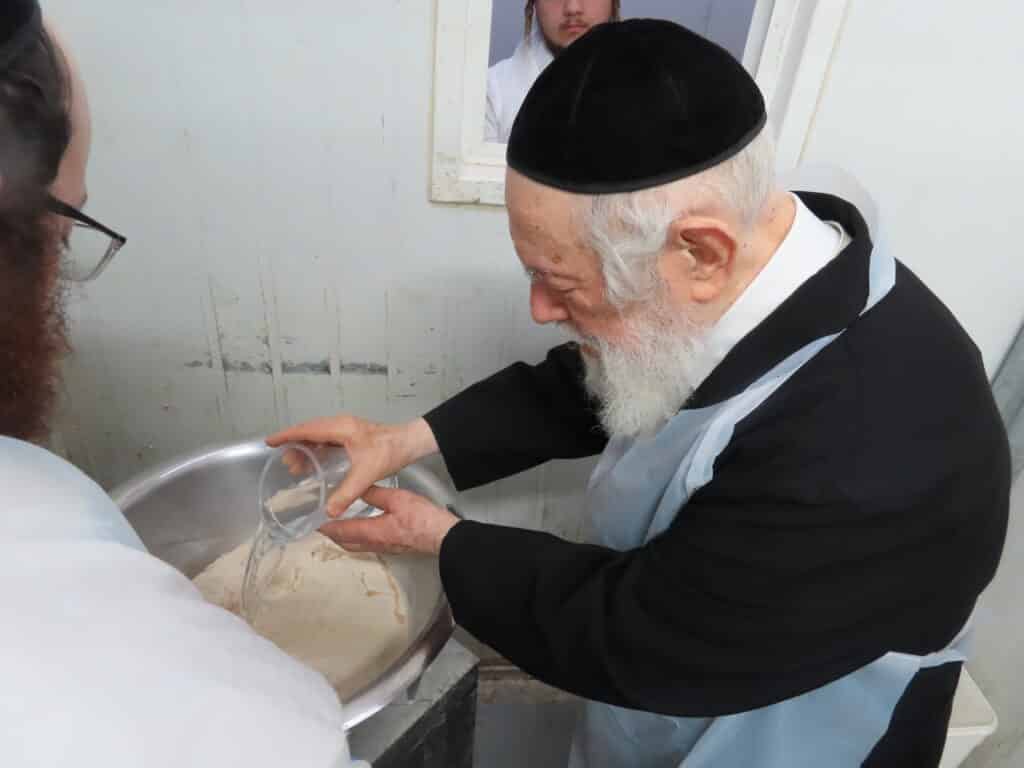 מרן החזיק את העיתון: "עלינו להודות להקב"ה בלי גבול"