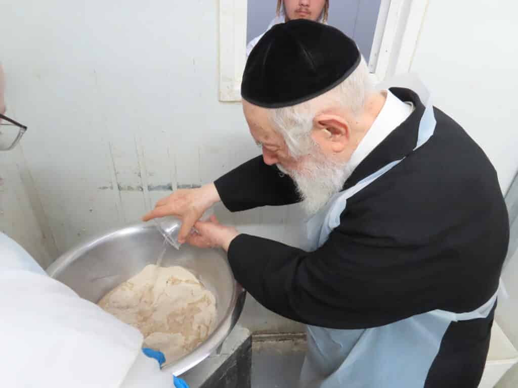 מרן החזיק את העיתון: "עלינו להודות להקב"ה בלי גבול"