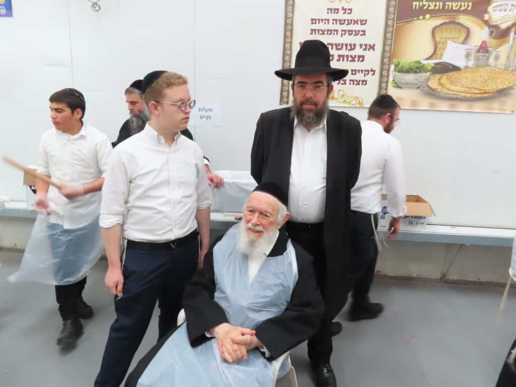 מרן החזיק את העיתון: "עלינו להודות להקב"ה בלי גבול"