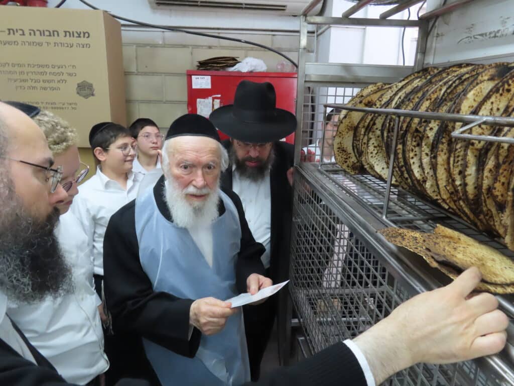 מרן החזיק את העיתון: "עלינו להודות להקב"ה בלי גבול"