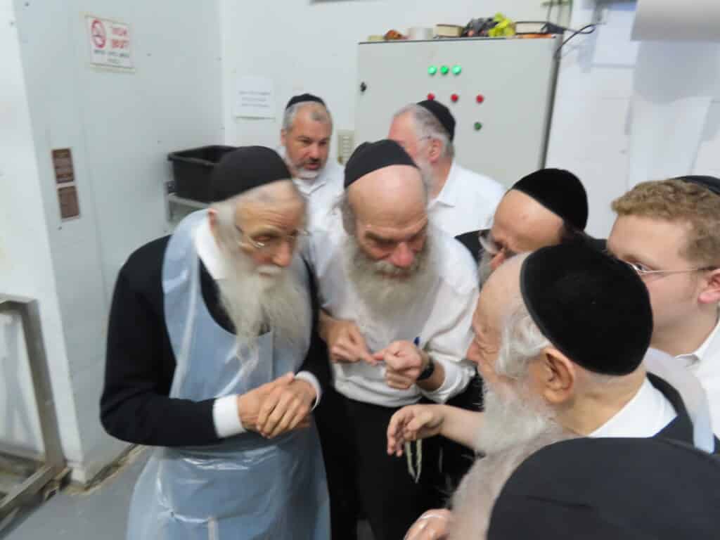 מרן החזיק את העיתון: "עלינו להודות להקב"ה בלי גבול"