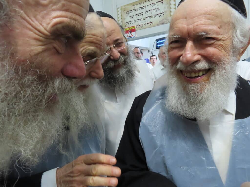 מרן החזיק את העיתון: "עלינו להודות להקב"ה בלי גבול"