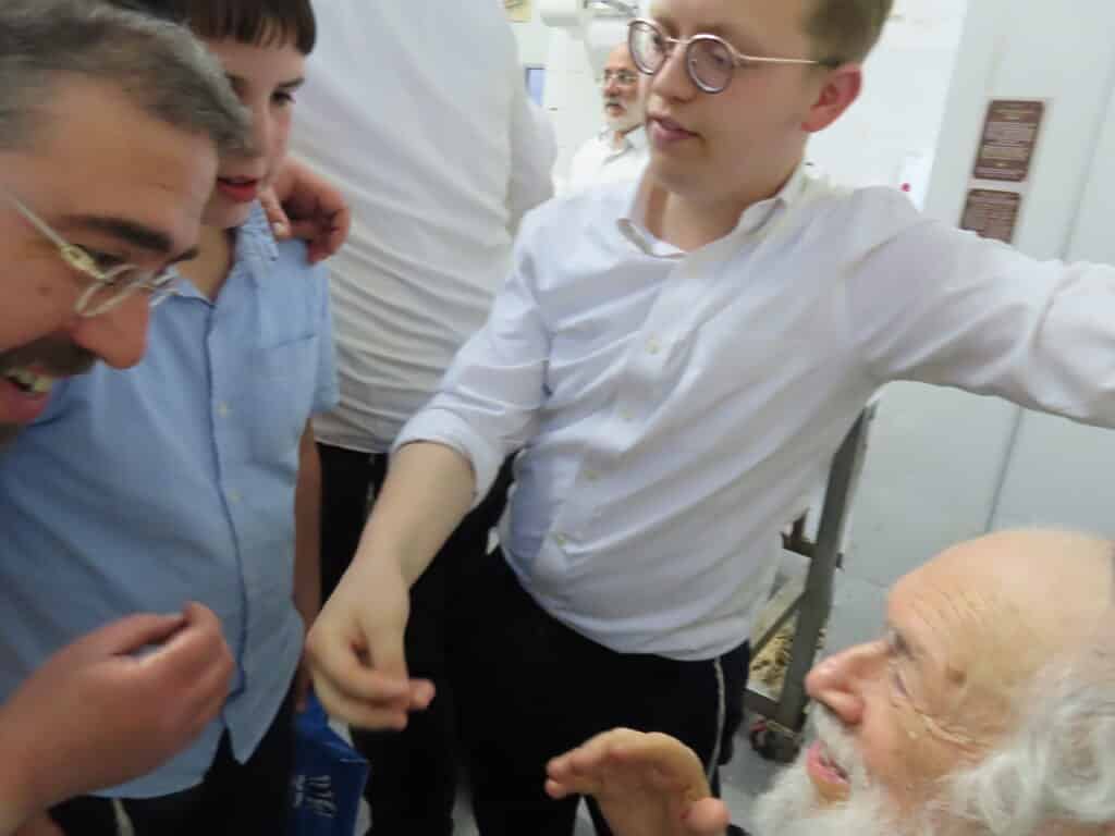 מרן החזיק את העיתון: "עלינו להודות להקב"ה בלי גבול"