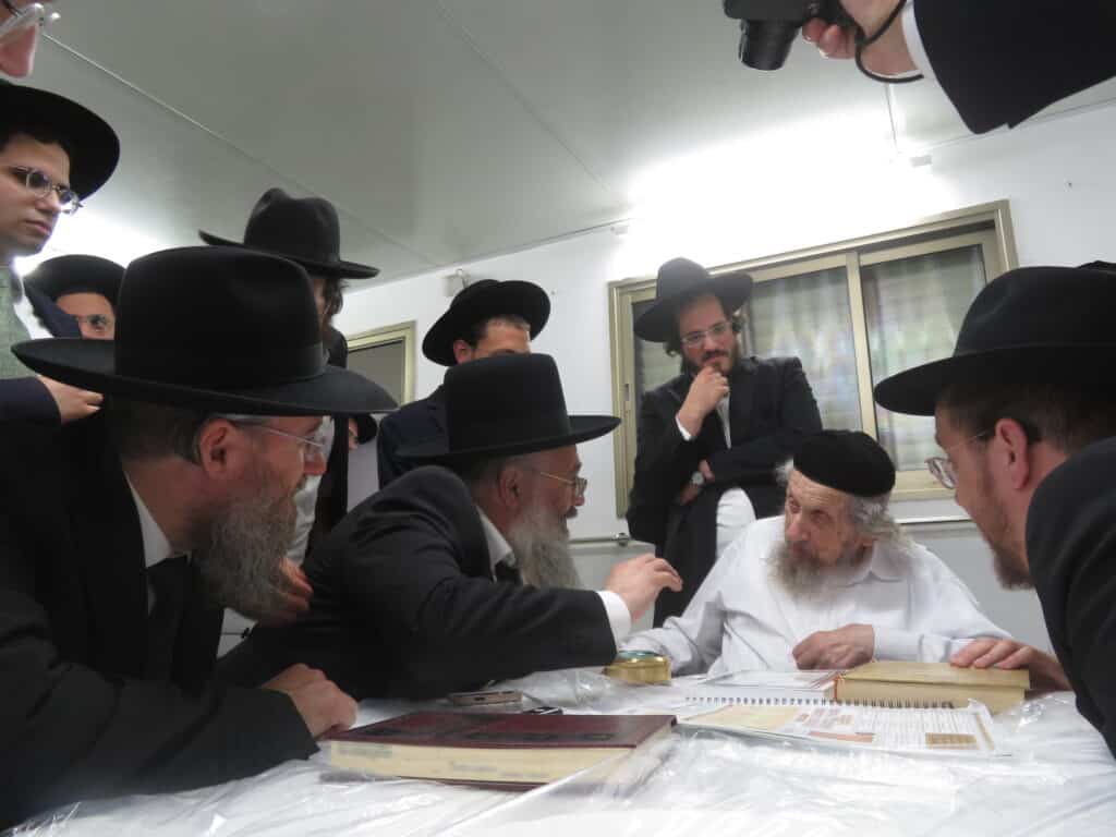 הקבלת פני רבו: רבי מרדכי בונם זילברברג בביקור אצל גדולי ישראל